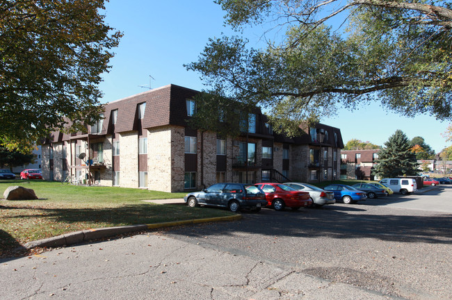 Falls Apaato Square Apartments in River Falls, WI - Building Photo - Building Photo