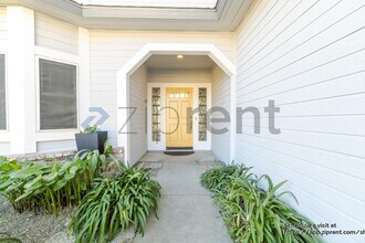 5912 Laguna Villa Way in Elk Grove, CA - Building Photo - Building Photo