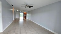 8901 NW 38th Dr in Coral Springs, FL - Foto de edificio - Building Photo