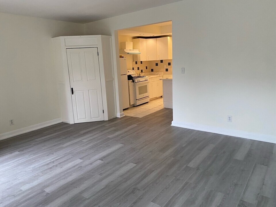 18 Dean Rd, Unit T2 in Brookline, MA - Building Photo