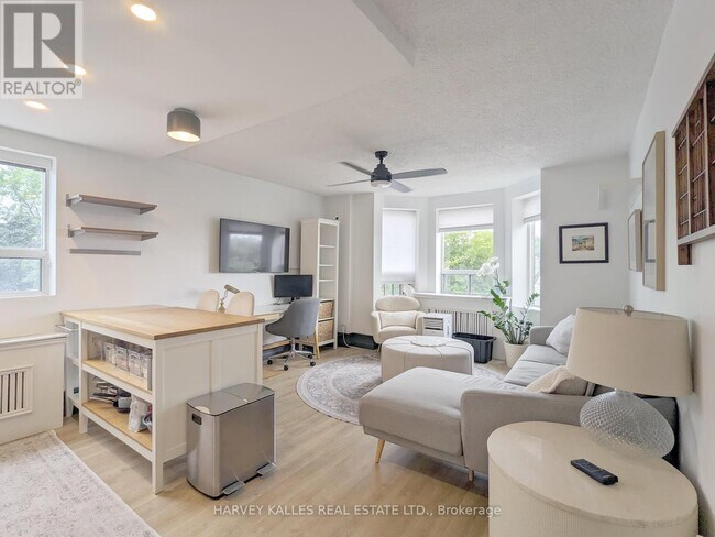 204-204 Kingston Rd in Toronto, ON - Building Photo - Building Photo