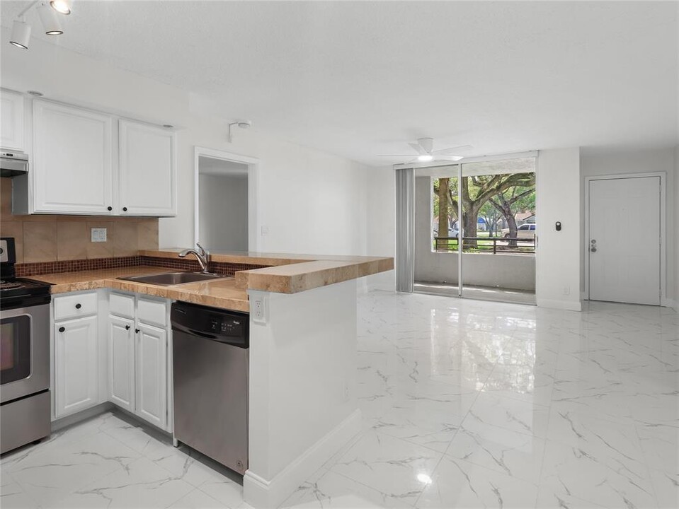 941 Lyons Rd in Coconut Creek, FL - Building Photo
