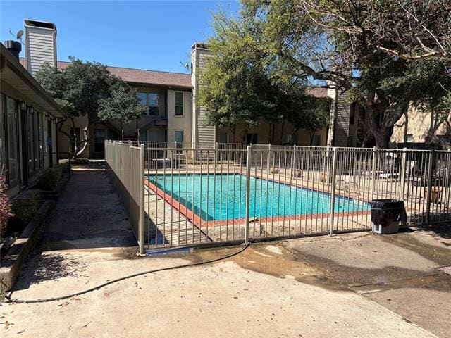 10650 Steppington Dr in Dallas, TX - Foto de edificio - Building Photo