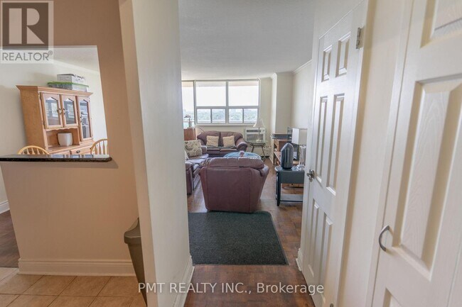 5949 Yonge St in Toronto, ON - Building Photo - Building Photo