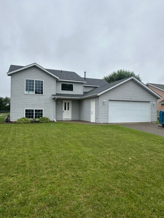 12 6th Ave S in Sartell, MN - Foto de edificio