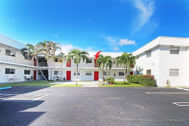402 Lake Shore Dr, Unit Unit 207 in Lake Park, FL - Building Photo - Building Photo