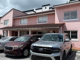 8023 Lake Dr in Doral, FL - Building Photo