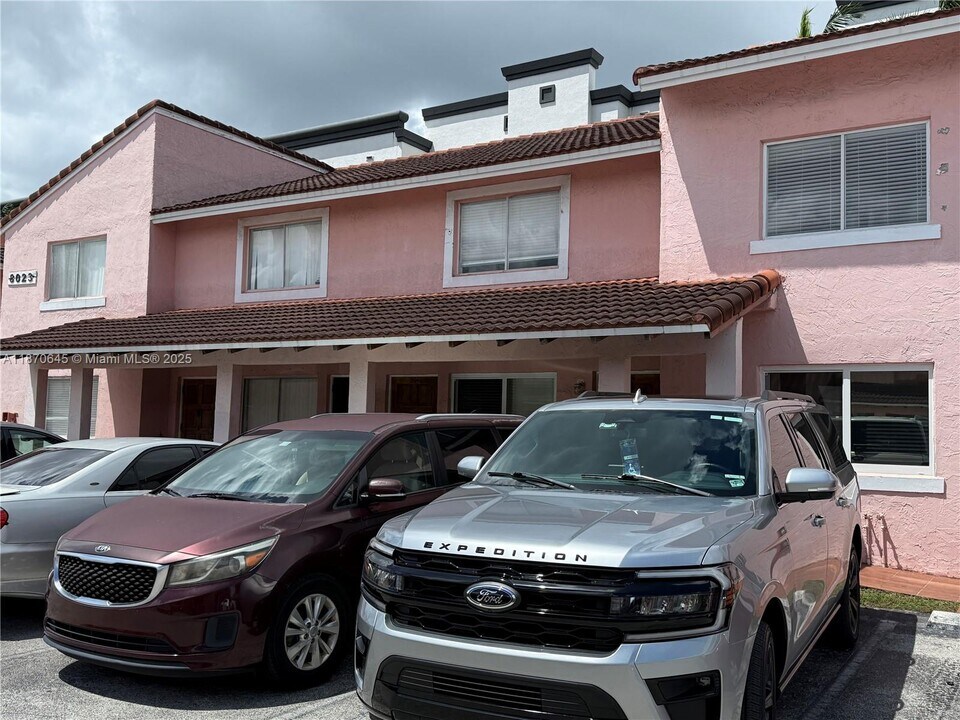 8023 Lake Dr in Doral, FL - Foto de edificio