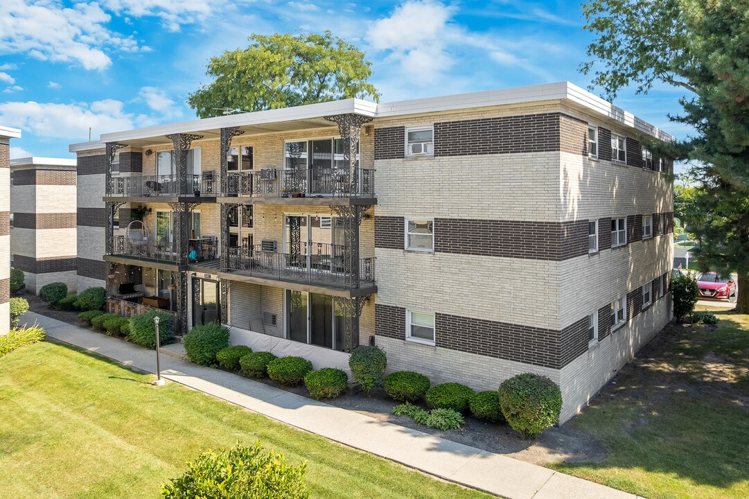 301 E Plainfield Rd in La Grange, IL - Foto de edificio