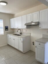 10626 S. Budlong Ave. in Los Angeles, CA - Foto de edificio - Interior Photo