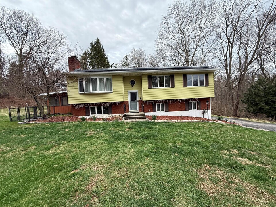 5 Brook Ln in Hopewell Junction, NY - Building Photo
