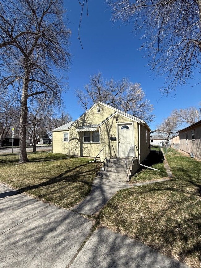 property at 601 E 6th St