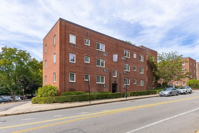 6 Saint Paul St, Unit #1 in Brookline, MA - Foto de edificio - Building Photo