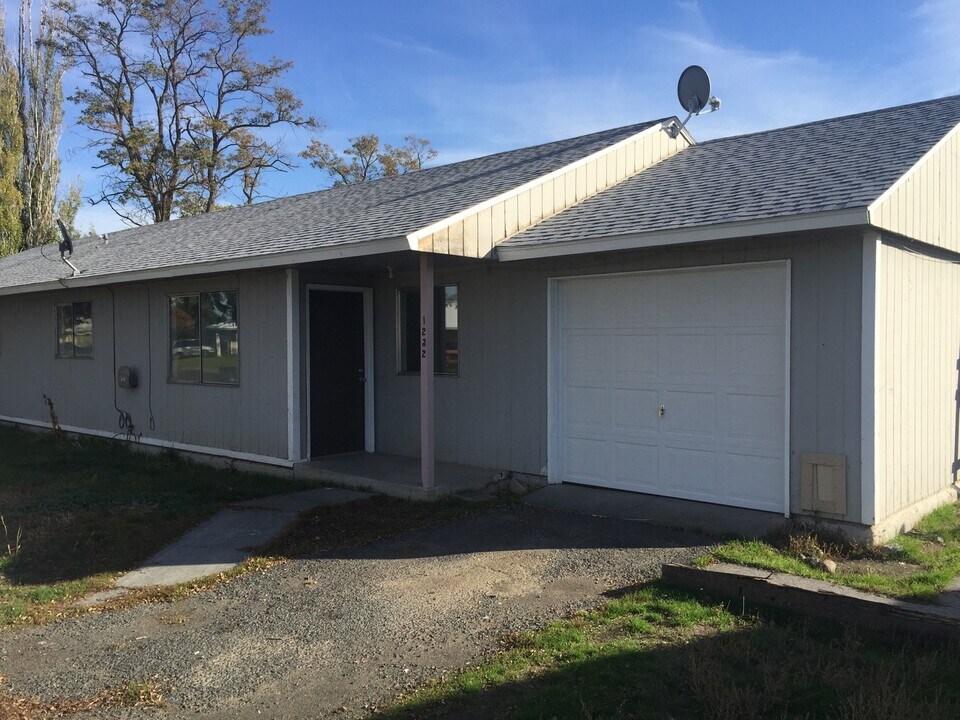 1232 Vandenburg Ave in Moses Lake, WA - Building Photo