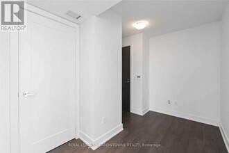 7-2807 Mabelle Ave in Toronto, ON - Building Photo - Building Photo