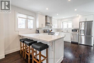 5042 Brady Ave in Burlington, ON - Building Photo