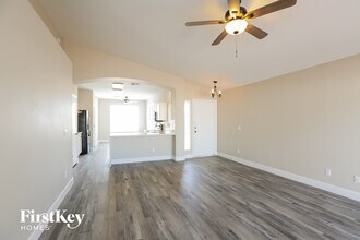 8630 W Shaw Butte Dr in Peoria, AZ - Foto de edificio - Building Photo