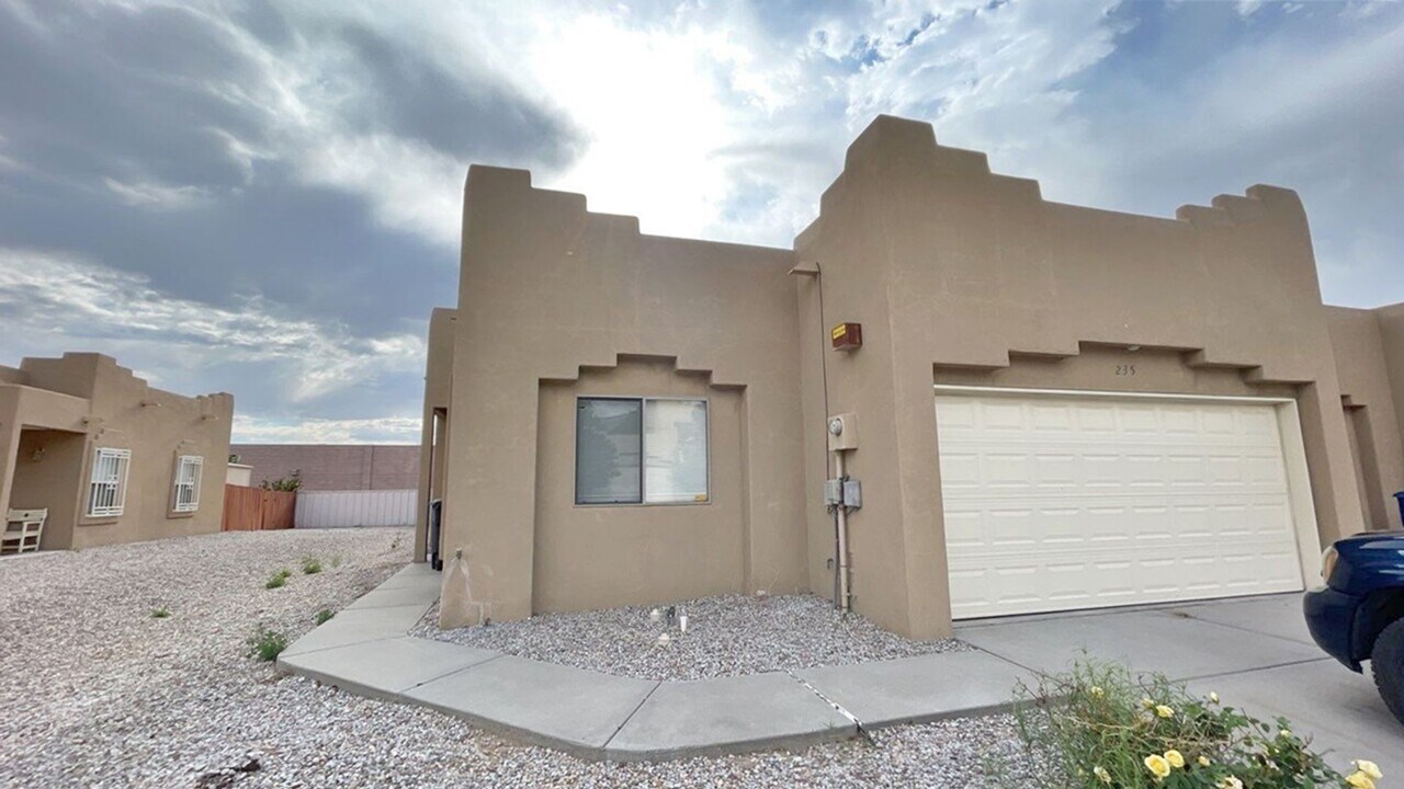 235 Glenridge Park Ln NE in Albuquerque, NM - Building Photo