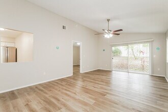 565 Portland Cir in Apopka, FL - Building Photo - Building Photo