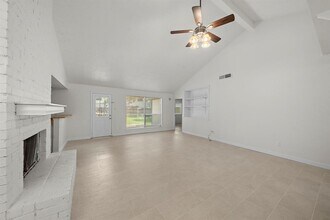 13815 Grosvenor St in Houston, TX - Foto de edificio - Building Photo