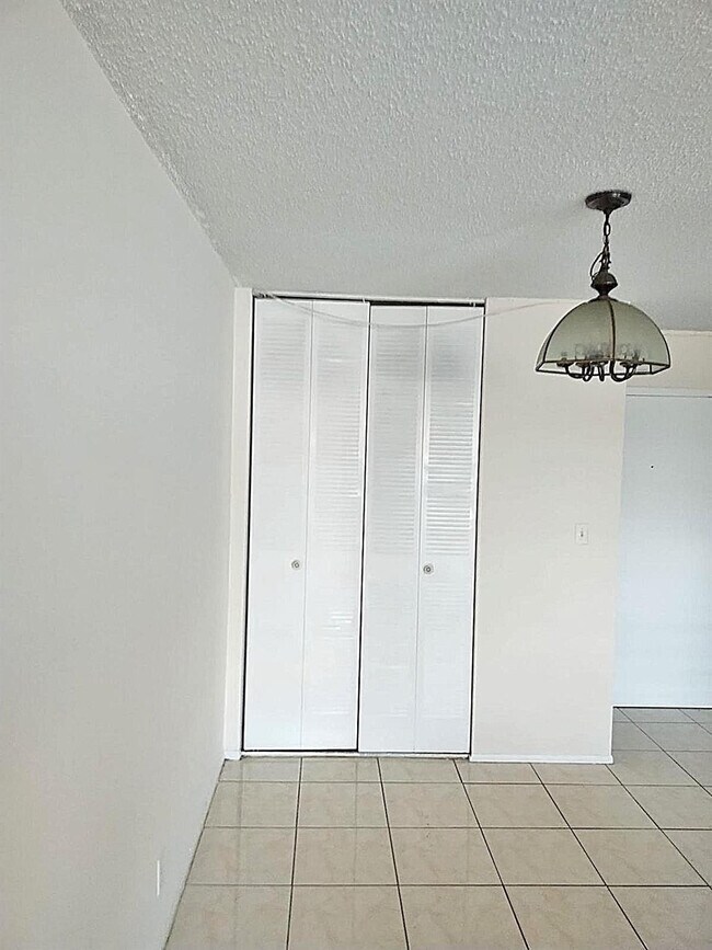 2017 NW 46th Ave in Lauderhill, FL - Foto de edificio - Building Photo