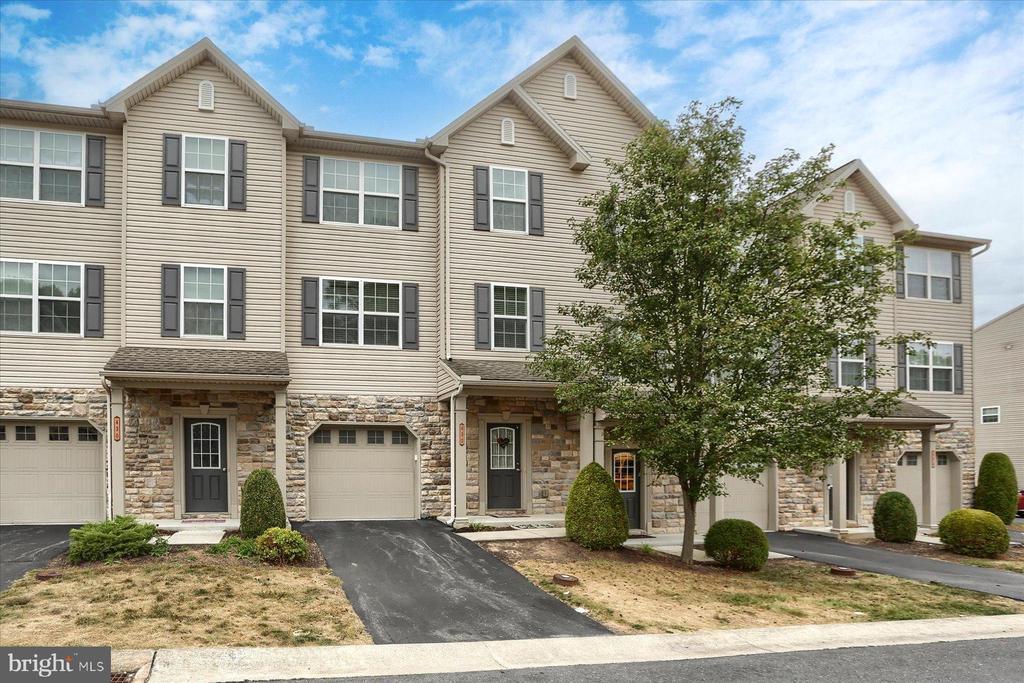 432 Galleon Drive in Mechanicsburg, PA - Building Photo