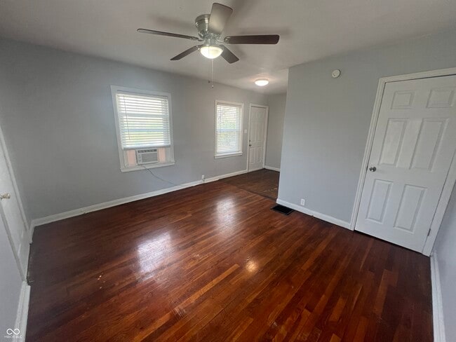 627 N Tibbs Ave in Indianapolis, IN - Foto de edificio - Building Photo