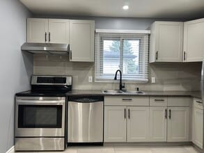 1612 Cherryhill Rd in Peterborough, ON - Building Photo - Building Photo