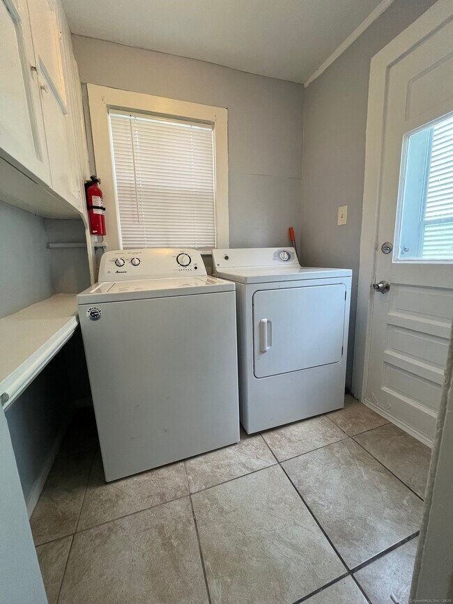 12 Robinson St in Stonington, CT - Building Photo - Building Photo