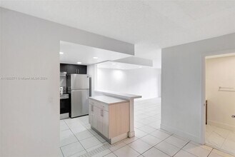 9373 Fontainebleau Blvd, Unit 215 in Miami, FL - Building Photo - Building Photo