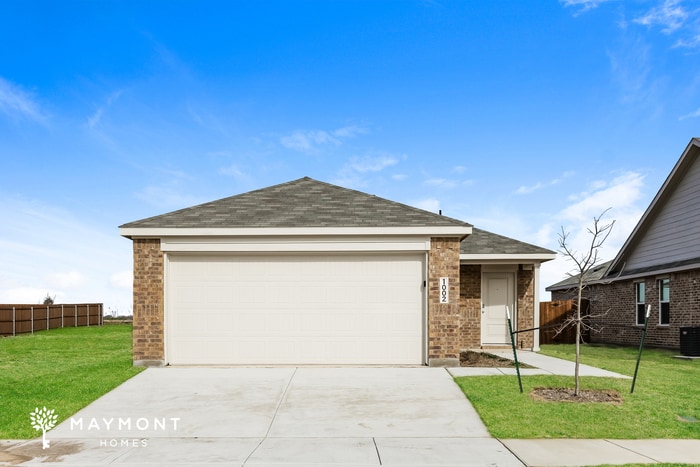 1002 Birkdale Dr in Ennis, TX - Foto de edificio