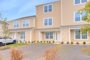 450 Pin Oak Dr NW in Christiansburg, VA - Building Photo