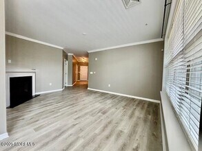311 Mill Pond Wy in Eatontown, NJ - Foto de edificio - Building Photo