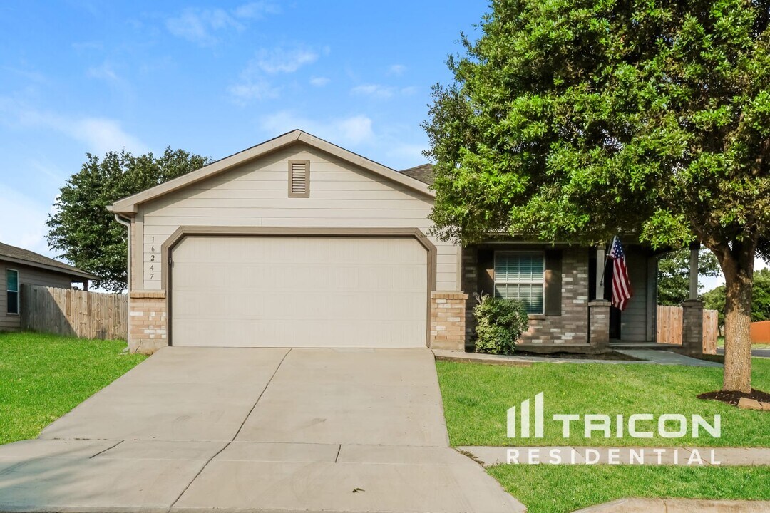 16247 Kentucky Ridge in Selma, TX - Foto de edificio