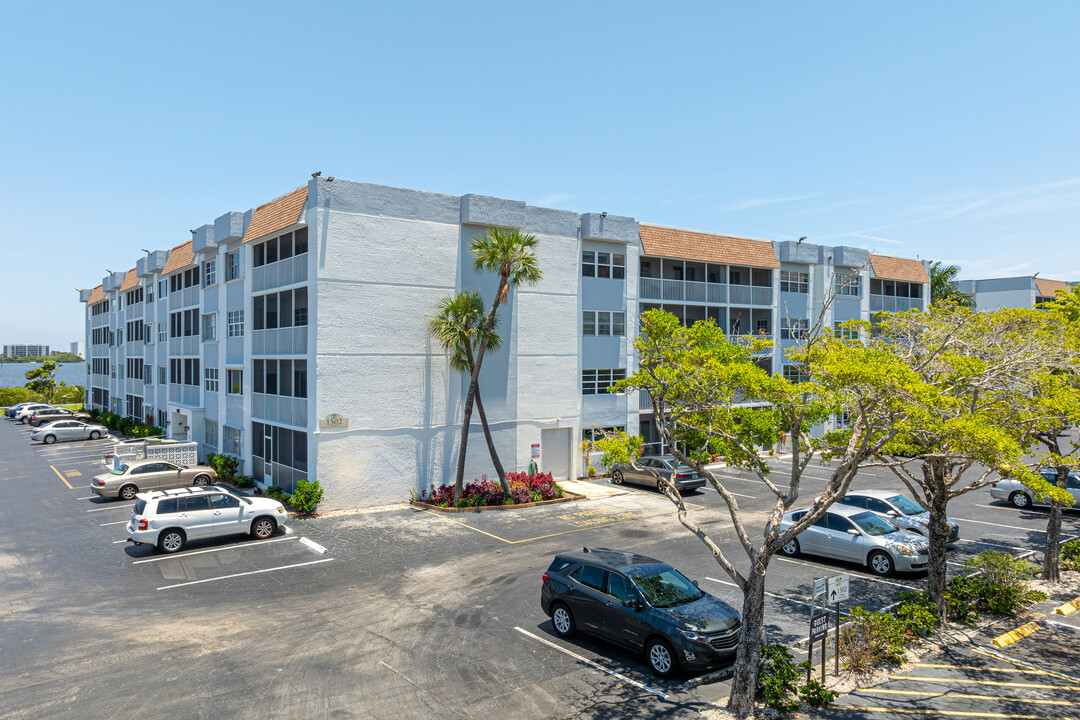 Palm Lake Condo in Lake Worth Beach, FL - Building Photo