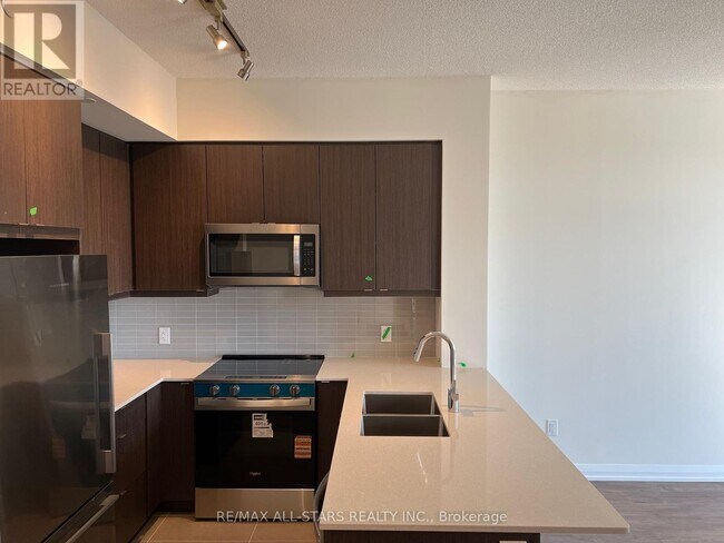 3260 Sheppard Ave E in Toronto, ON - Building Photo - Building Photo