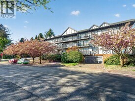 170 W 4th St in North Vancouver, BC - Building Photo