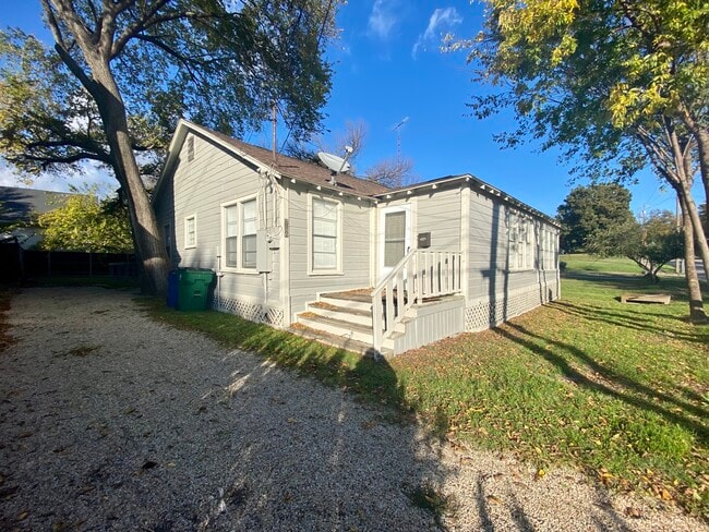 property at 512 W Davis St