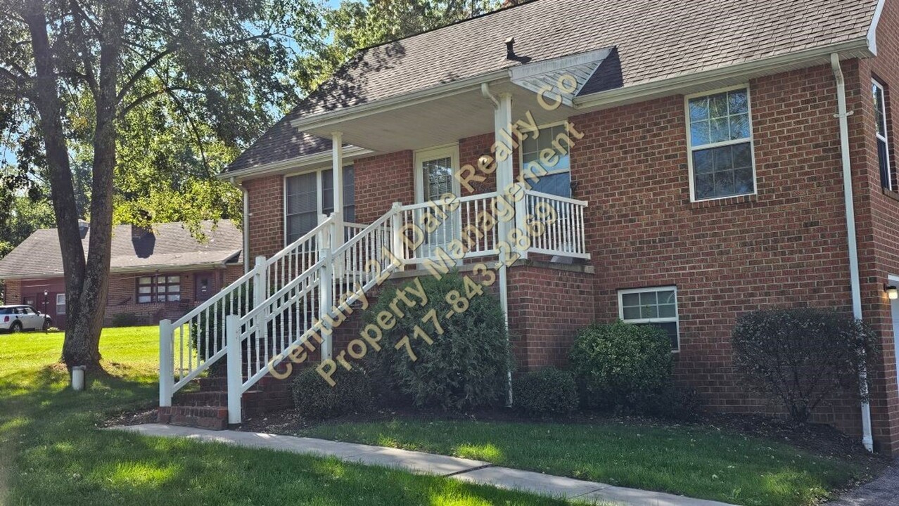 4786 Lewisberry Rd-Unit -2 in Dover, PA - Building Photo