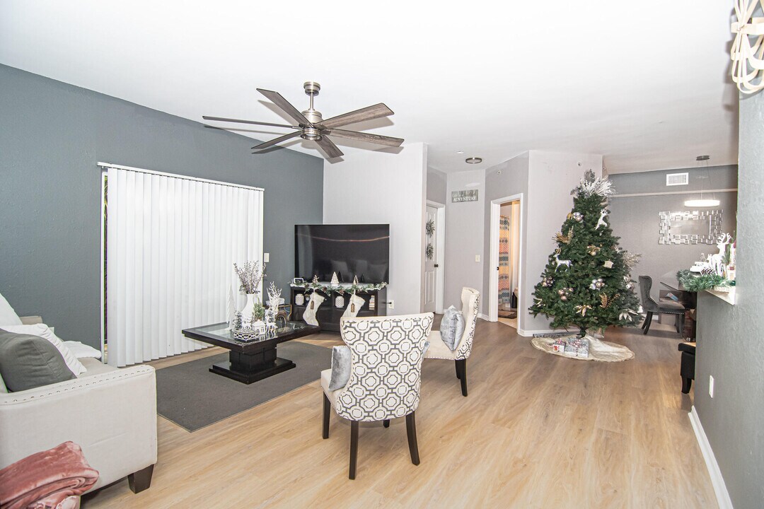 350 Crestwood Cir in Royal Palm Beach, FL - Building Photo