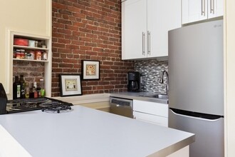 244 Beacon St in Boston, MA - Foto de edificio - Building Photo