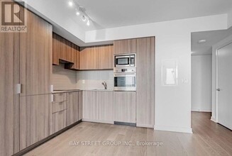 11-3311 Wellesley St W in Toronto, ON - Building Photo - Building Photo