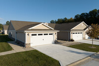 Redwood Fort Wayne Maplecrest Road in Fort Wayne, IN - Foto de edificio - Building Photo