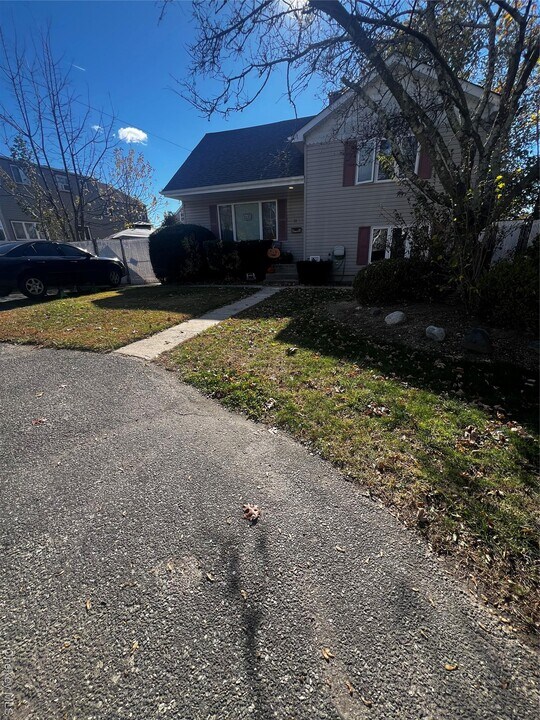 210 Bay Shore Rd in North Babylon, NY - Building Photo