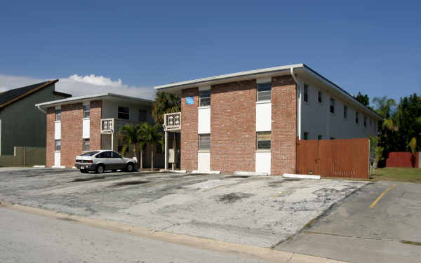 208 Pierce Ave in Cape Canaveral, FL - Building Photo