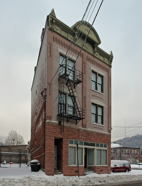 2806 Colerain Ave in Cincinnati, OH - Building Photo