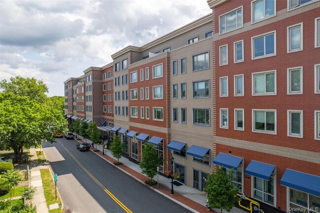 221 E Main St in Riverhead, NY - Building Photo - Building Photo