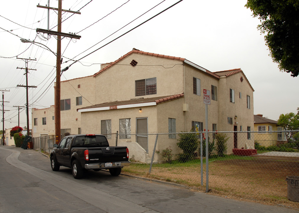 1421-1423 Clela Ave in Los Angeles, CA - Building Photo