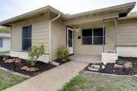 5317 Mallory Dr in Haltom City, TX - Foto de edificio - Building Photo