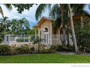 300 Palm Cir W-Unit -305 in Pembroke Pines, FL - Foto de edificio - Building Photo